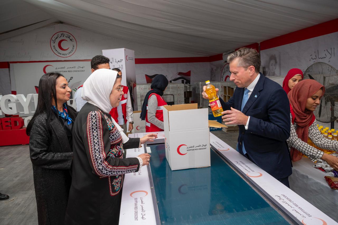 واستعرضت وزيرة التضامن الاجتماعي نائبة رئيس الهلال الأحمر المصري الجهود الإنسانية والإغاثية التي قام بها الهلال الأحمر المصري (2)