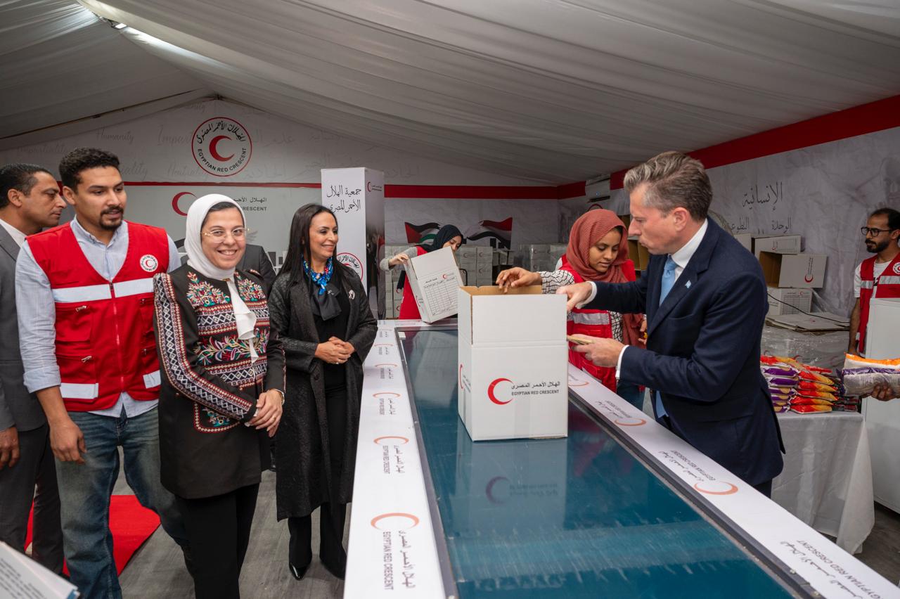 واستعرضت وزيرة التضامن الاجتماعي نائبة رئيس الهلال الأحمر المصري الجهود الإنسانية والإغاثية التي قام بها الهلال الأحمر المصري (1)