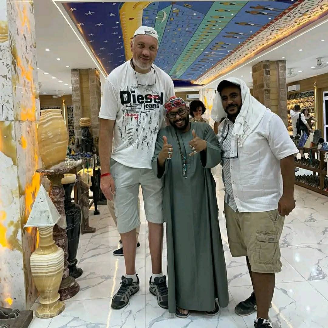 أليكس أطول سائح بولندى طوله 2.5 متر يشترى هدايا من مصانع الألباستر