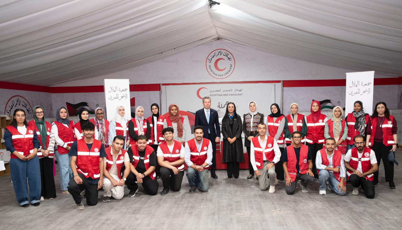 واستعرضت وزيرة التضامن الاجتماعي نائبة رئيس الهلال الأحمر المصري الجهود الإنسانية والإغاثية التي قام بها الهلال الأحمر المصري (7)