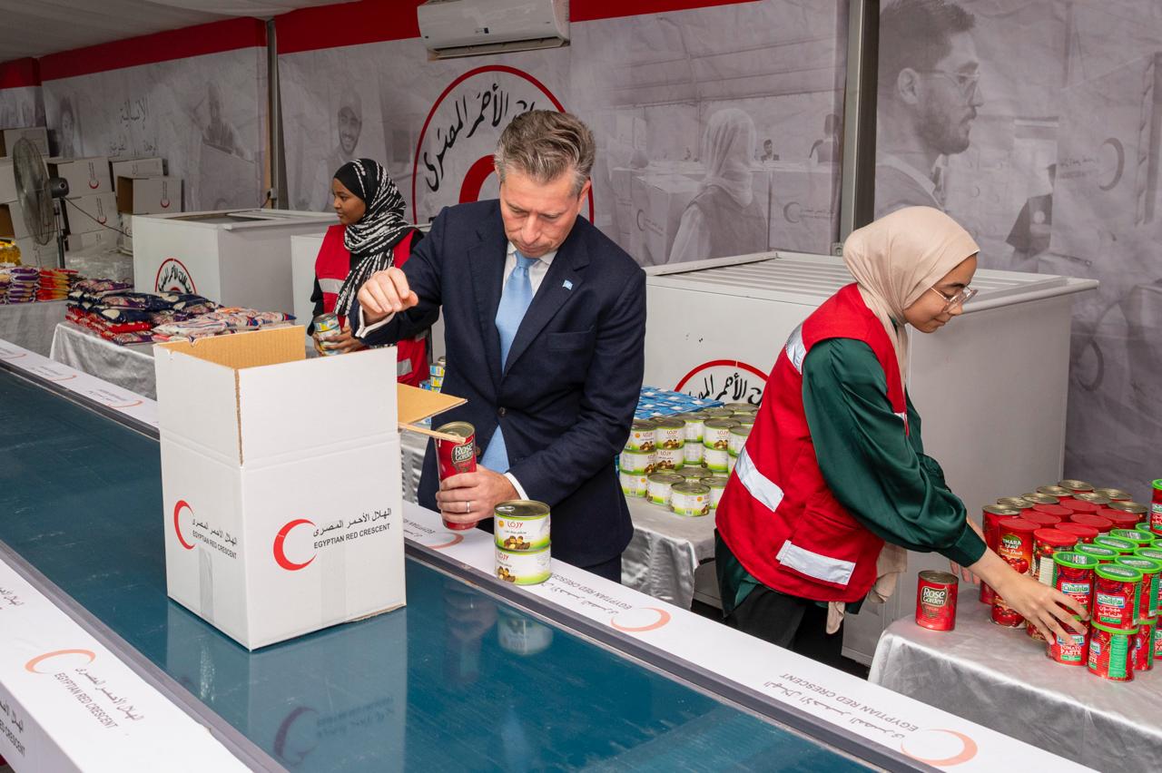 واستعرضت وزيرة التضامن الاجتماعي نائبة رئيس الهلال الأحمر المصري الجهود الإنسانية والإغاثية التي قام بها الهلال الأحمر المصري (10)