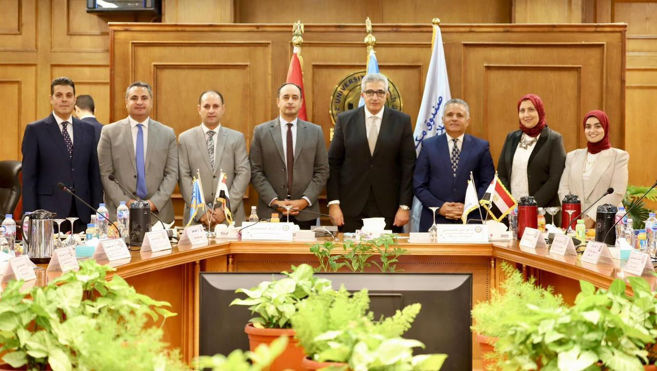 الدكتور عمرو عثمان خلال توقيع بروتوكول تعاون مع رئيس جامعة السويس بحضور الكاتب الصحفى مدحت وهبه