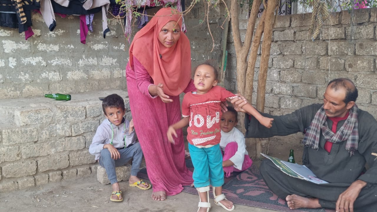 الطفلة ريتاج مع والدها ووالدتها الطفلة ريتاج مع والدها ووالدتها