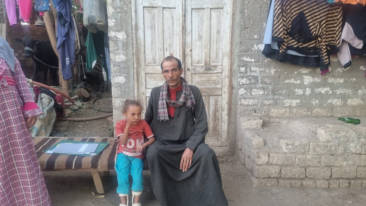 ريتاج مع والدها أمام منزلهما البسيط ريتاج مع والدها أمام منزلهما البسيط