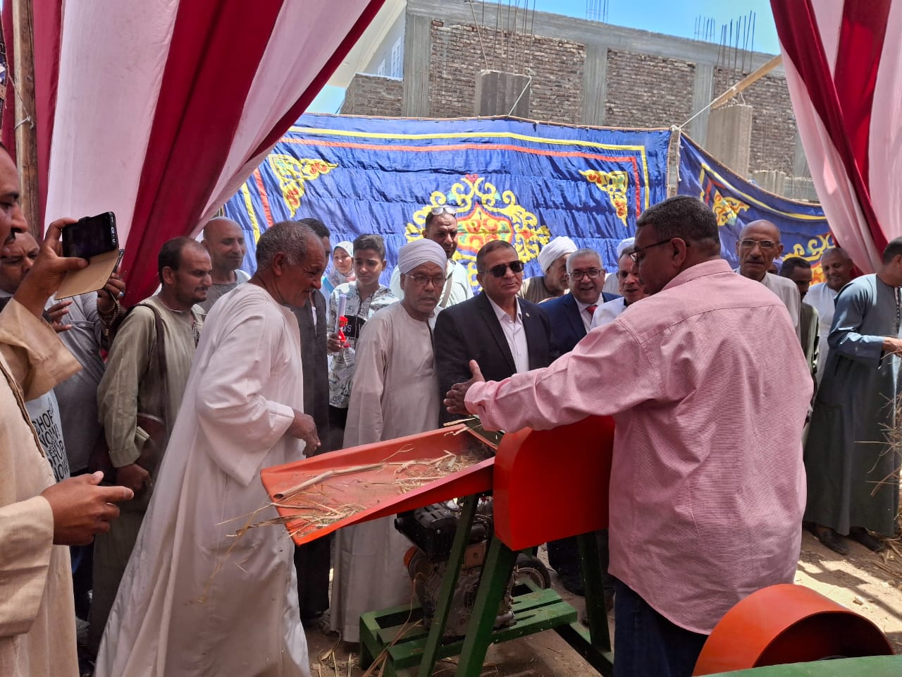 فعاليات تسليم 15 ماكينة فرم وتقطيع مخلفات سفير قصب السكر للمزارعين فعاليات تسليم 15 ماكينة فرم وتقطيع مخلفات سفير قصب السكر للمزارعين