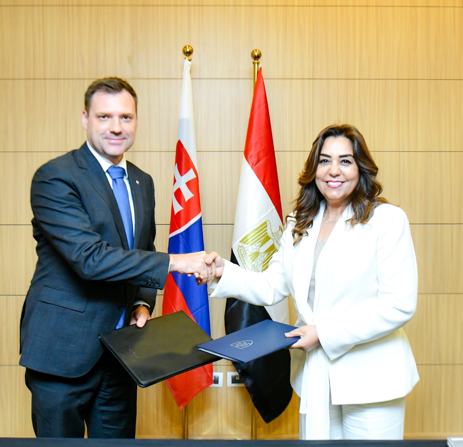 منال عوض توقع مذكرة تفاهم مع وزير البيئة بسلوفاكيا