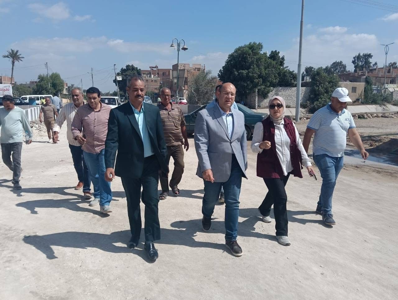 نائب محافظ الجيزة يتفقد مشروعات الرصف بمنشأة القناطر 