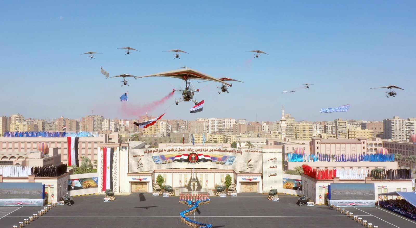 وزير الدفاع  يشهد حفل تخرج دفعات جديدة من الكليات العسكرية   (2)