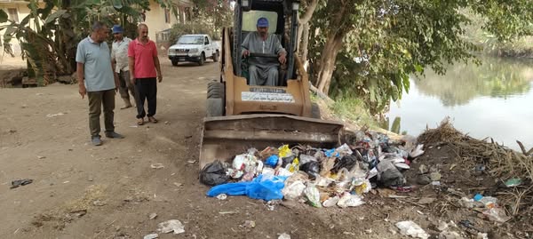 رفع المخلفات من على جوانب الترع رفع المخلفات من على جوانب الترع