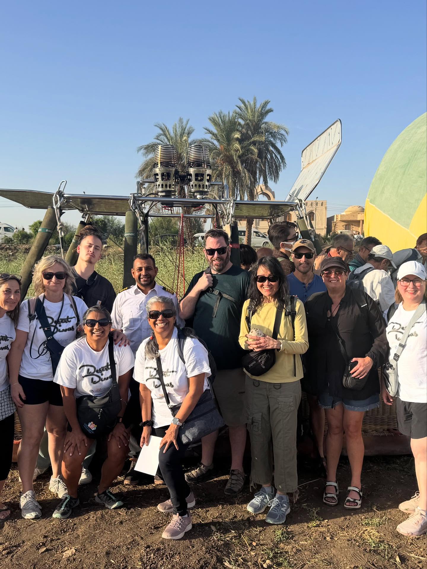 فرحة سياح العالم لدى هبوطهم عقب نهاية رحلة البالون فرحة سياح العالم لدى هبوطهم عقب نهاية رحلة البالون