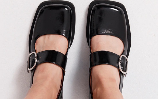 حذاء بأبزيم حذاء بأبزيم