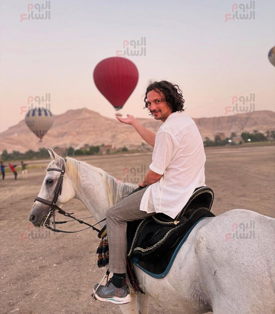 بهجة-الخيل-وسط-البالون-الطائر-متعة-مبهجة-لسياح-العالم-في-غرب-الأقصر بهجة-الخيل-وسط-البالون-الطائر-متعة-مبهجة-لسياح-العالم-في-غرب-الأقصر