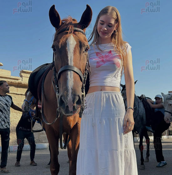 أجنبية-مع-الخيول-قبل-انطلاقها-فى-السفارى-بجبال-القرنة أجنبية-مع-الخيول-قبل-انطلاقها-فى-السفارى-بجبال-القرنة