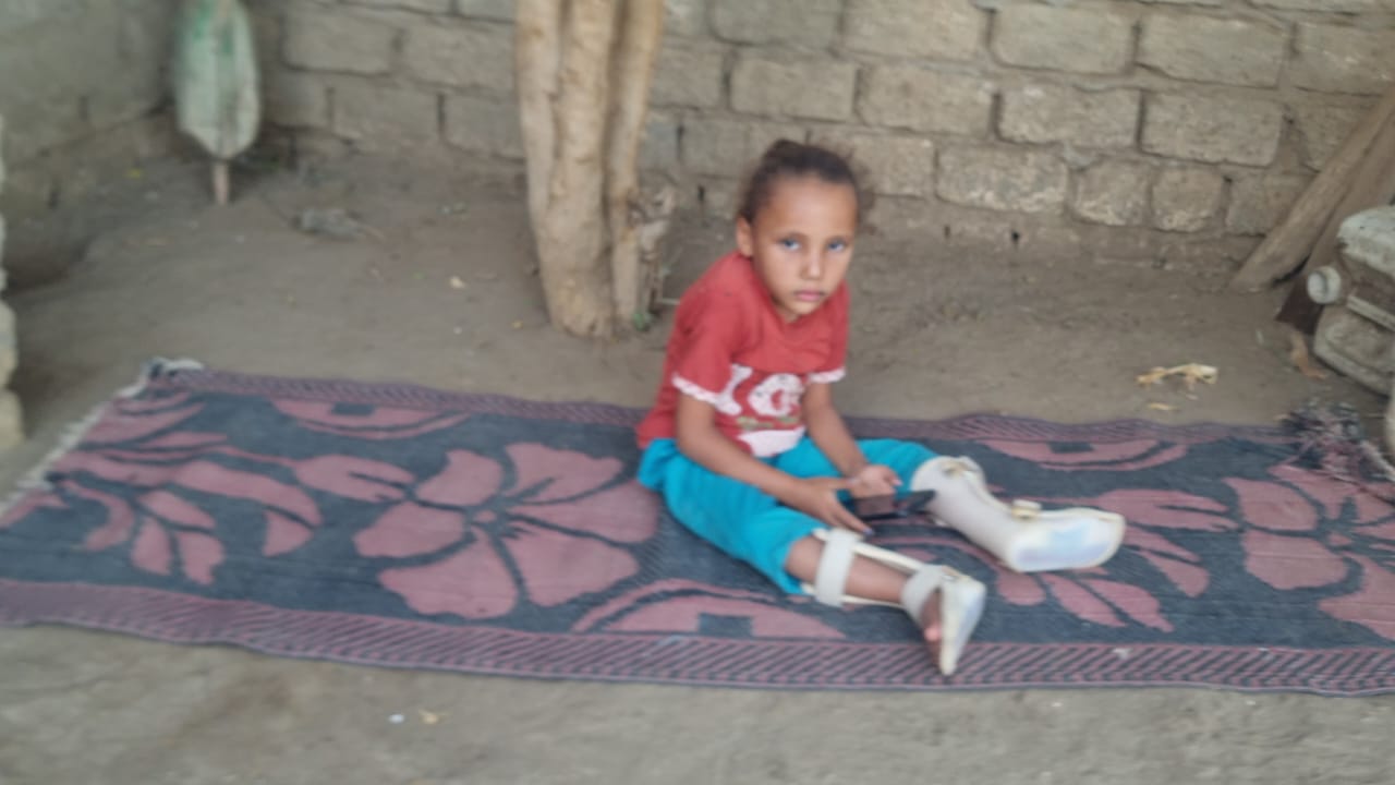 الطفلة ونظرة حزينة الطفلة ونظرة حزينة