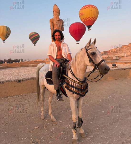 جولات-الخيل-وسط-البالون-الطائر-متعة-مبهجة-لسياح-العالم-في-غرب-الأقصر جولات-الخيل-وسط-البالون-الطائر-متعة-مبهجة-لسياح-العالم-في-غرب-الأقصر