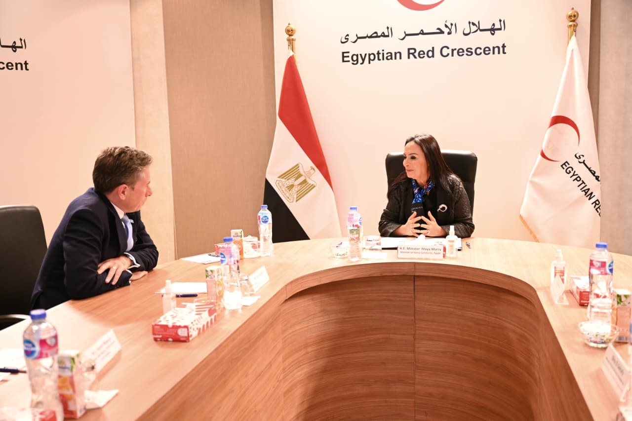 الدكتورة مايا مرسي وزيرة التضامن الاجتماعي نائبة رئيس الهلال الأحمر المصري توم فليتشر وكيل الأمين العام للأمم المتحدة للشئون الإنسانية (2)