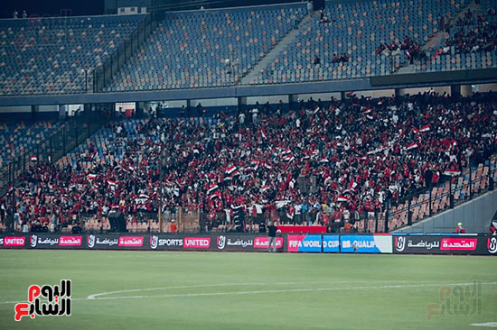 استاد القاهرة يُشعل حماس جماهير المنتخب بالأغانى الوطنية قبل لقاء غينيا