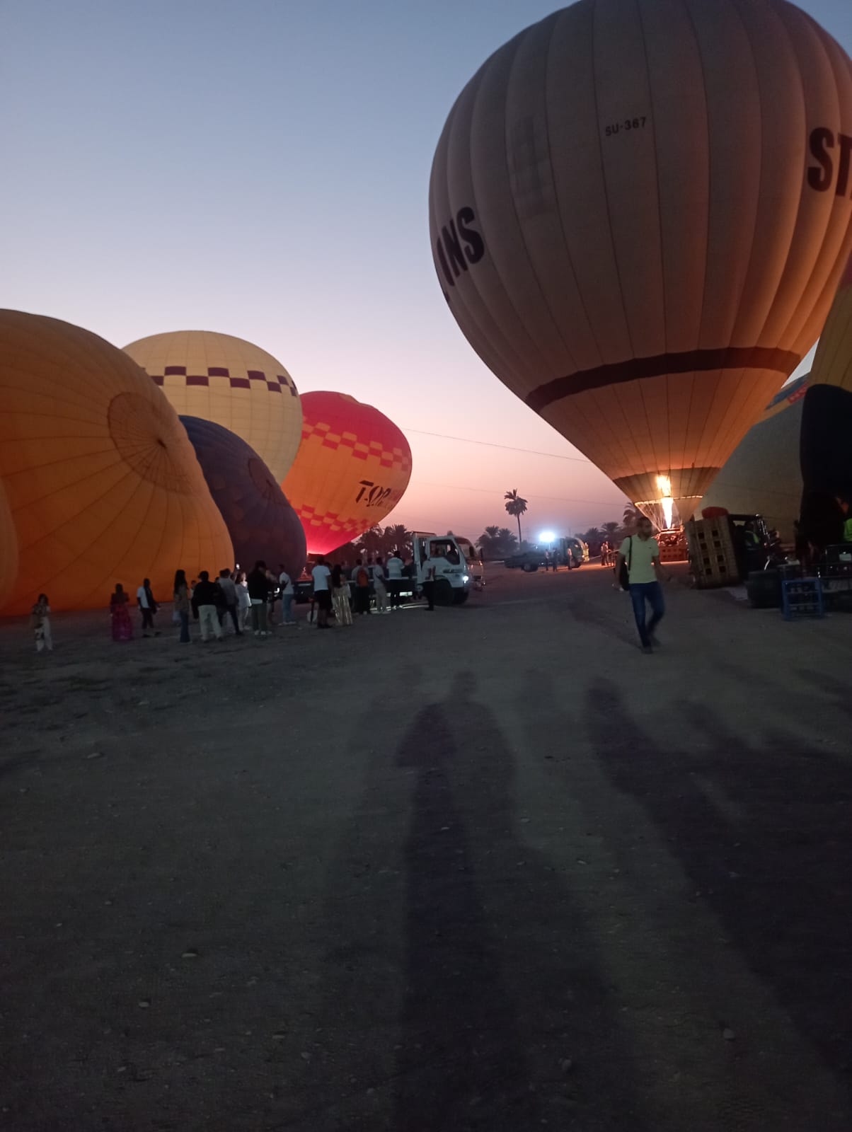 جانب من تجهيز البالونات للتحليق فى السماء جانب من تجهيز البالونات للتحليق فى السماء
