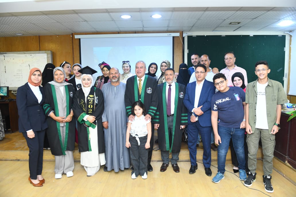 جانب من الحضور خلال مناقشة رسالة ماجستير رباب الجالى (4)