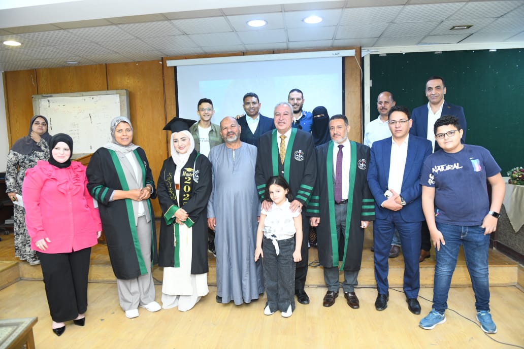 جانب من الحضور خلال مناقشة رسالة ماجستير رباب الجالى (3)