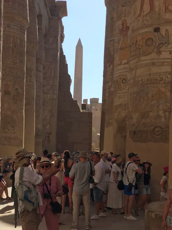 جولات سياح العالم فى قلب معابد الأقصر