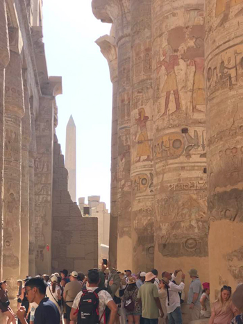 جانب من متعة سياح العالم فى معابد الكرنك