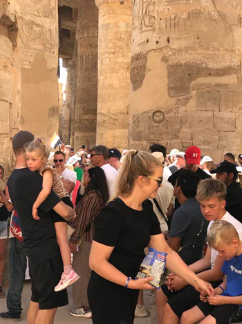 بهجة الأسر السياحية فى قلب معابد الأقصر