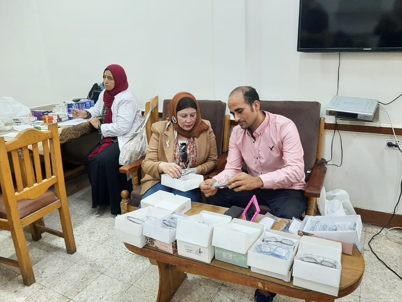 تقديم العلاج والنظارات بالمجان