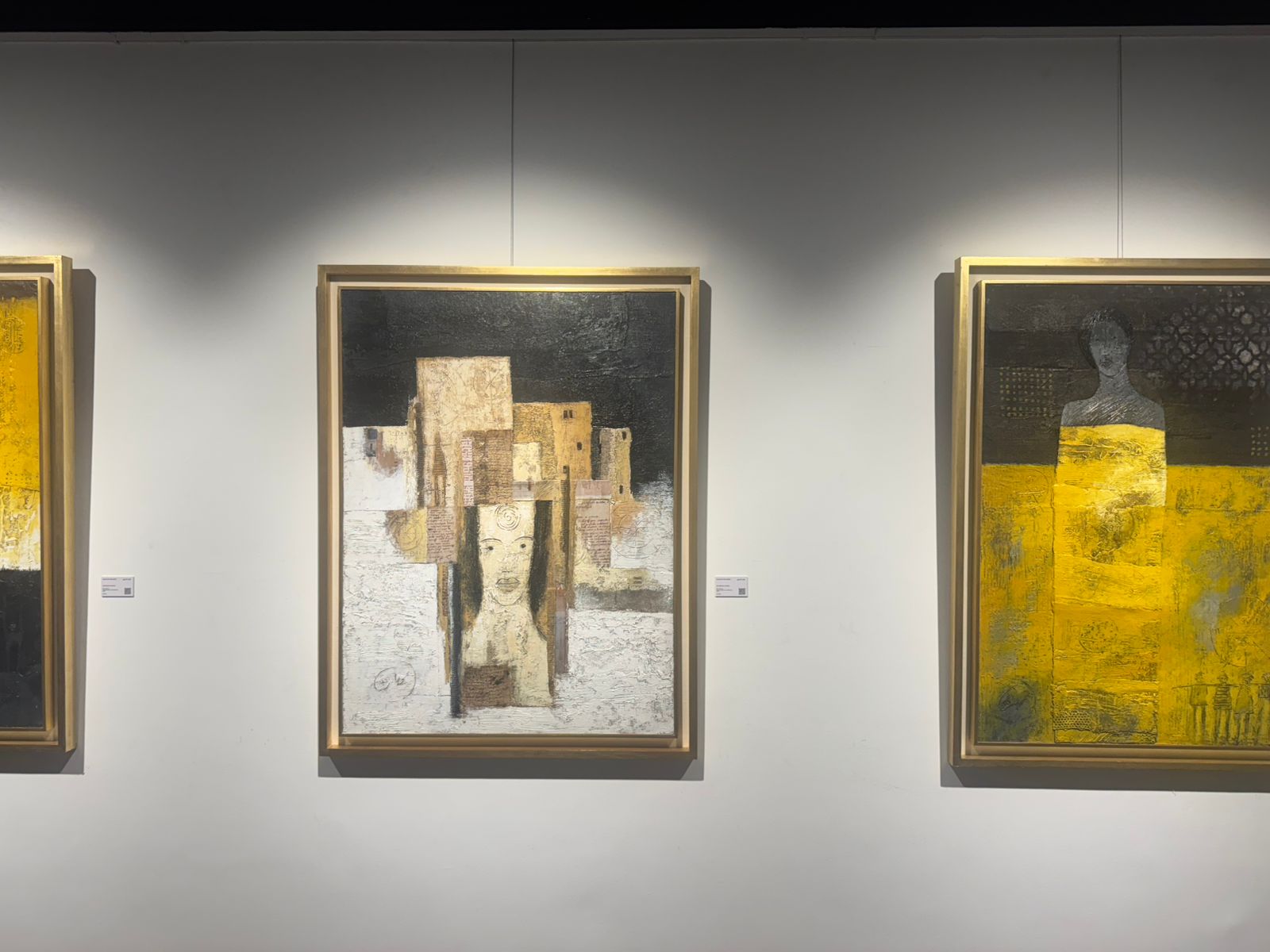 جانب من اللوحات المعروضة جانب من اللوحات المعروضة