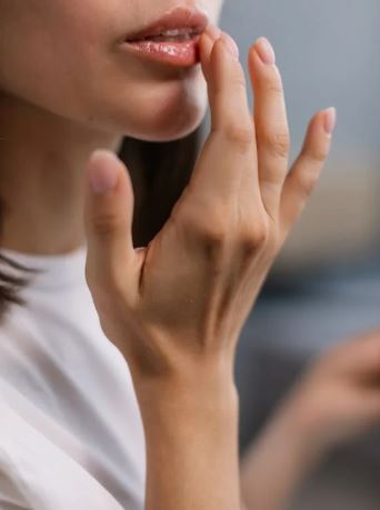 والتخلص من الجلد الميتالعناية بالشفاه