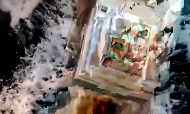 لحظة انقاذ العائلة من الغرق