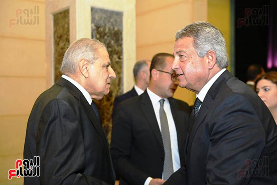 خالد عبد العزيز يقدم واجب العزاء للمهندس ابراهيم محلب