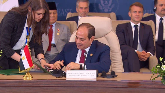 الرئيس السيسي يوقع الوثيقة