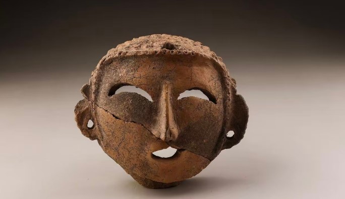 قطعة أثرية مصنوعة من الفخار الأحمر