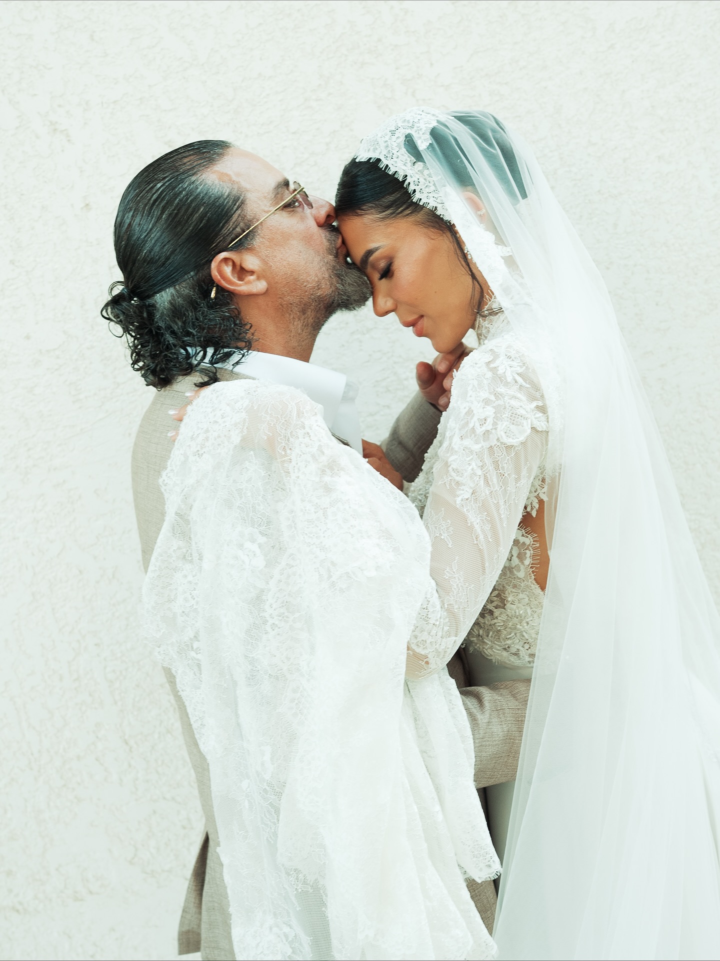 Hadi Al-Bagouri kisses his bride,Heidi Khaled