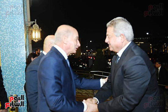 خالد عبد العزيز يقدم واجب العزاء