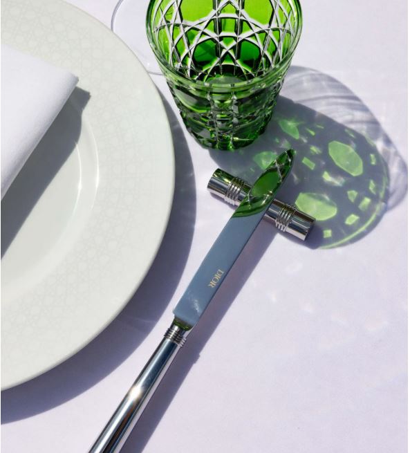 كوب وسكين مستوحاه من تصميمات ديور