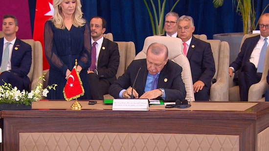 توقيع الرئيس التركى رجب طيب أردوغان