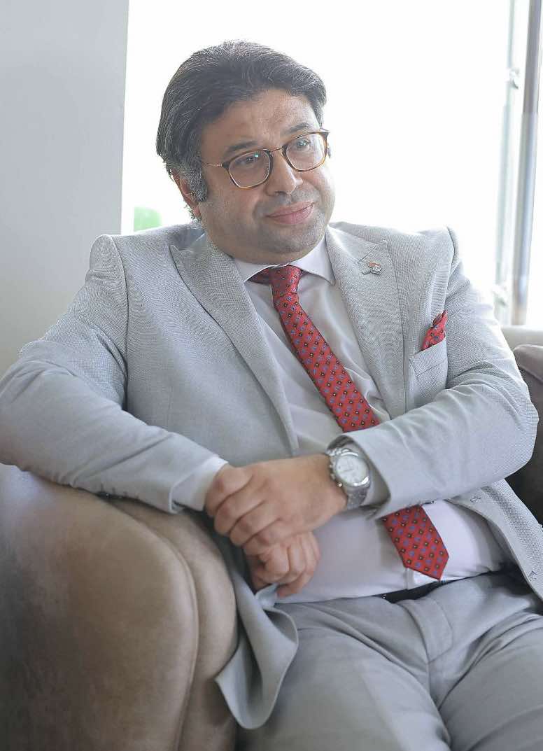 الدكتور عمرو محمود استاذ جراحة القلب والصدر بطنطا