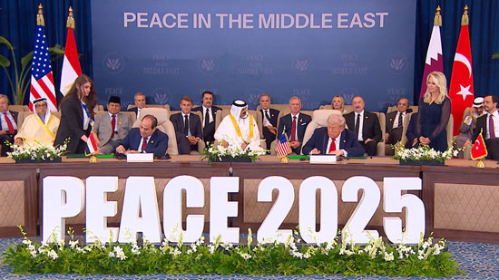 جانب من التوقيع