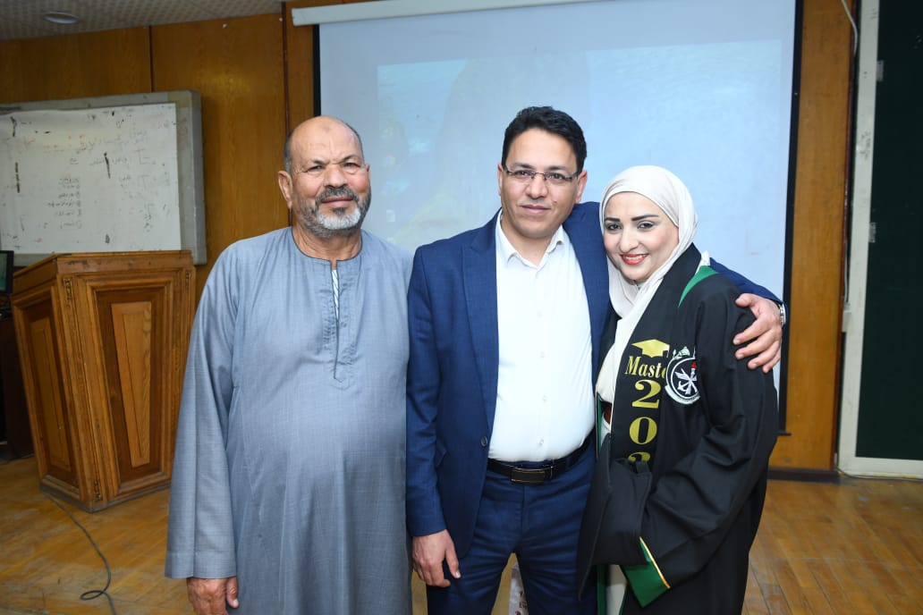 رباب الجالى وشقيقها ووالدهما رباب الجالى وشقيقها ووالدهما