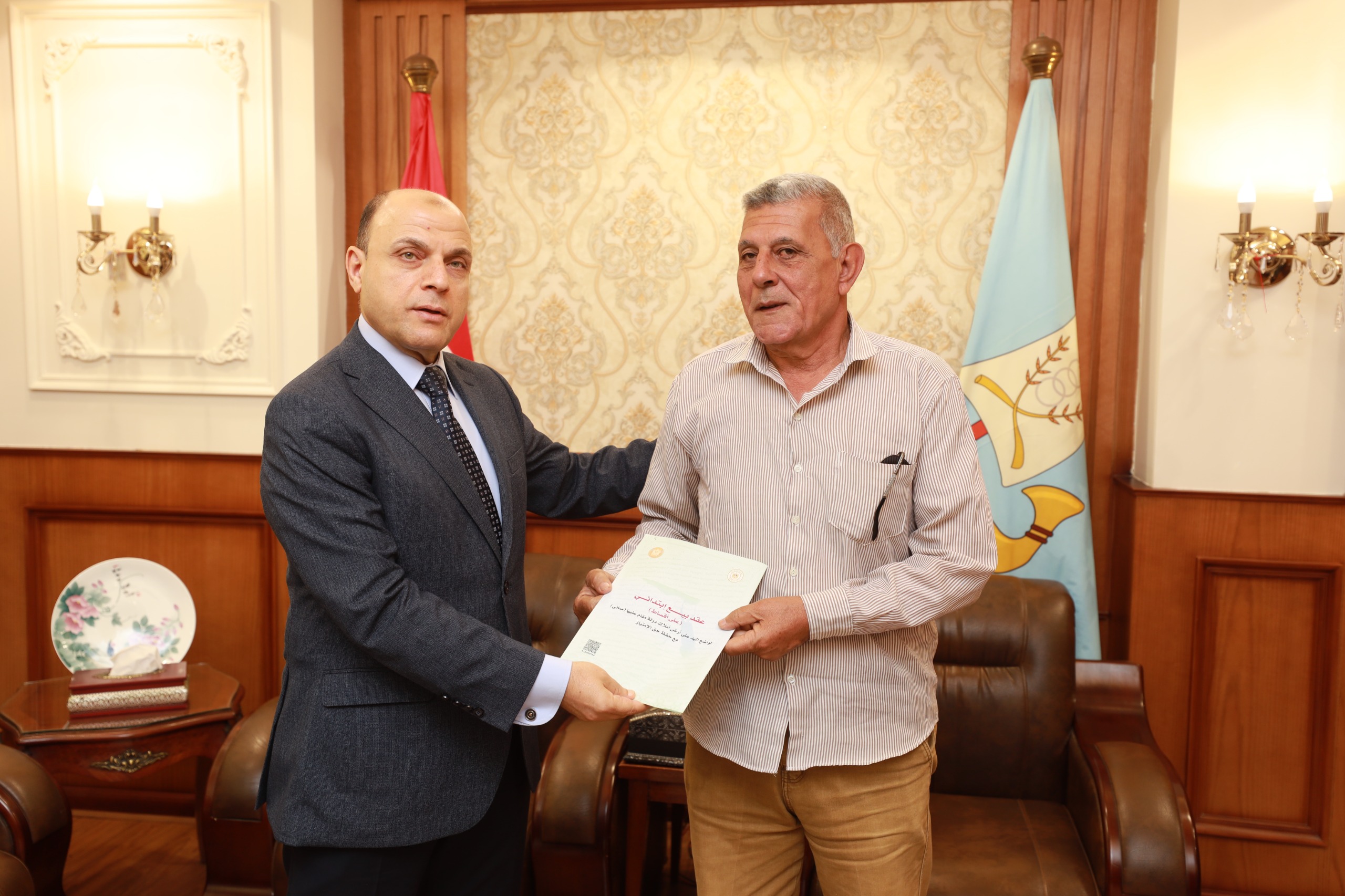 تسليم عقد تقنين لمواطن