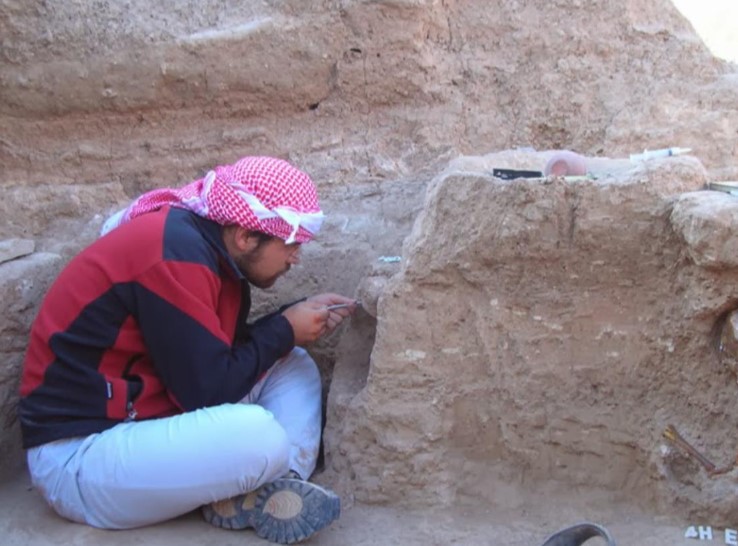 التنقيب فى مقبرة من العصر الحجرى فى سوريا