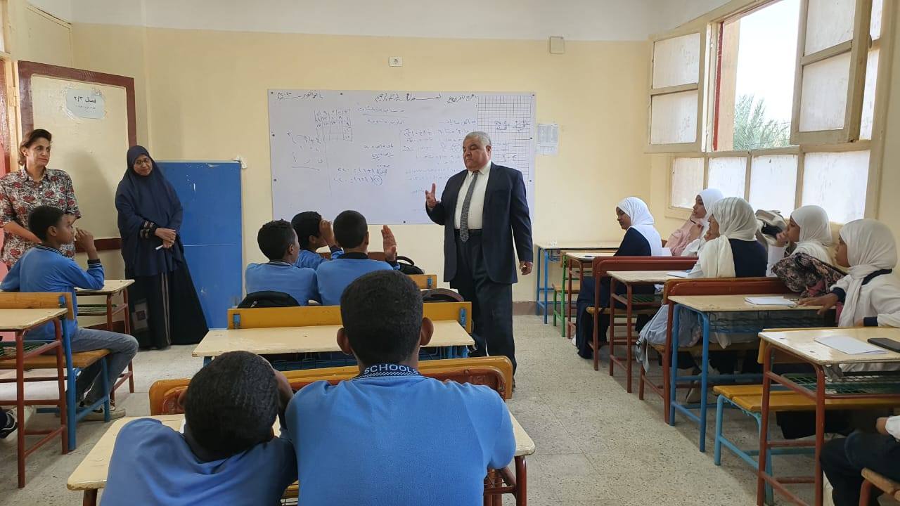 وكيل تعليم الأقصر يتفقد مدارس المرحلة الإعدادية ويشدد على دعم الطلبة وكيل تعليم الأقصر يتفقد مدارس المرحلة الإعدادية ويشدد على دعم الطلبة