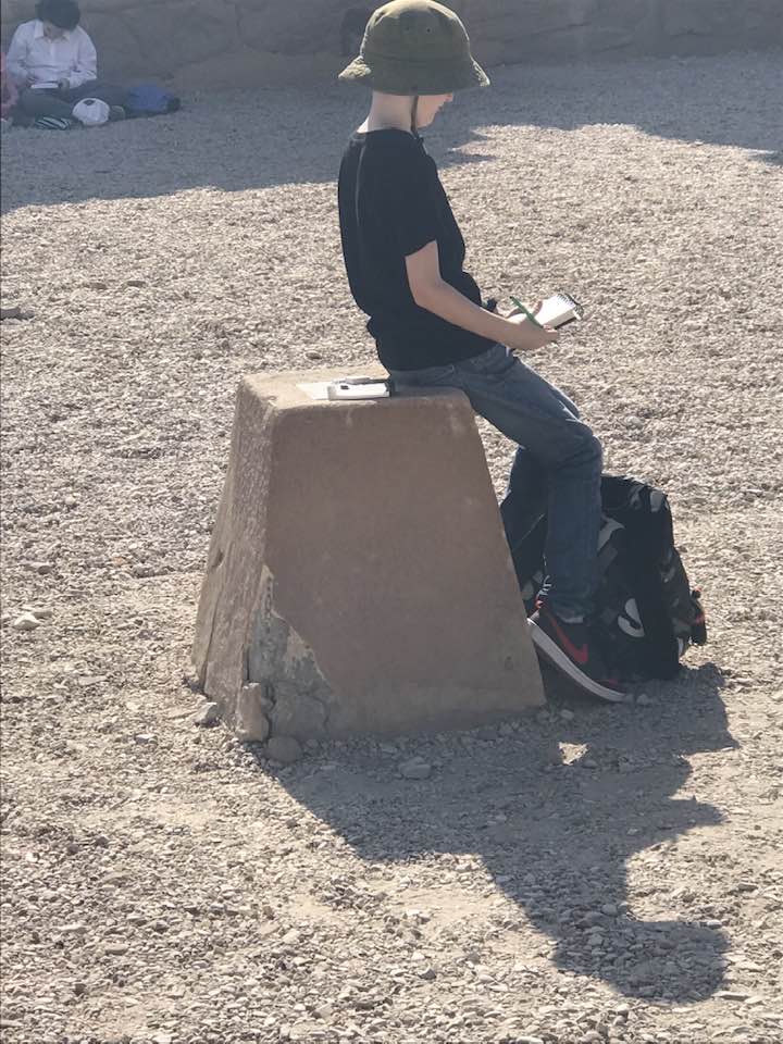 طفل يستمتع برفقة أسرته فى قلب معابد الكرنك