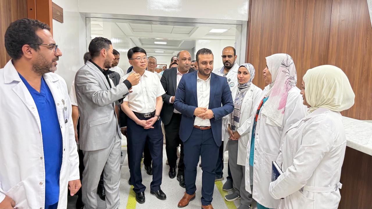وفد من مقاطعة جيانغشي الصينية يزور مجمع الأقصر الطبي الدولي لبحث التعاون