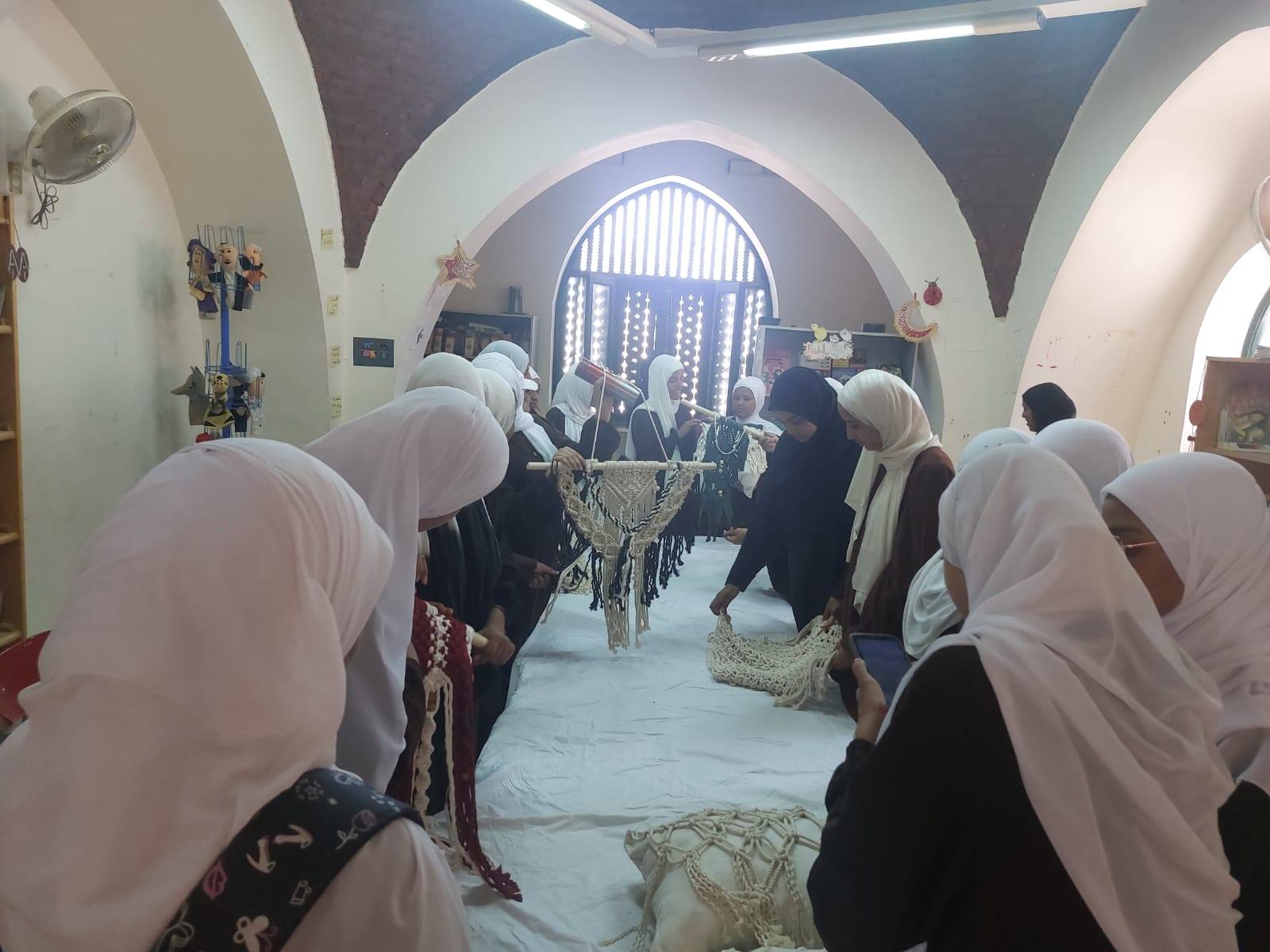 ورشة لتعليم فن المكرمية بقرية الحسينات شرق الأقصر