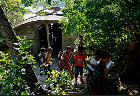 المدارس فوق مياه فيضان بنجلاديش (6)