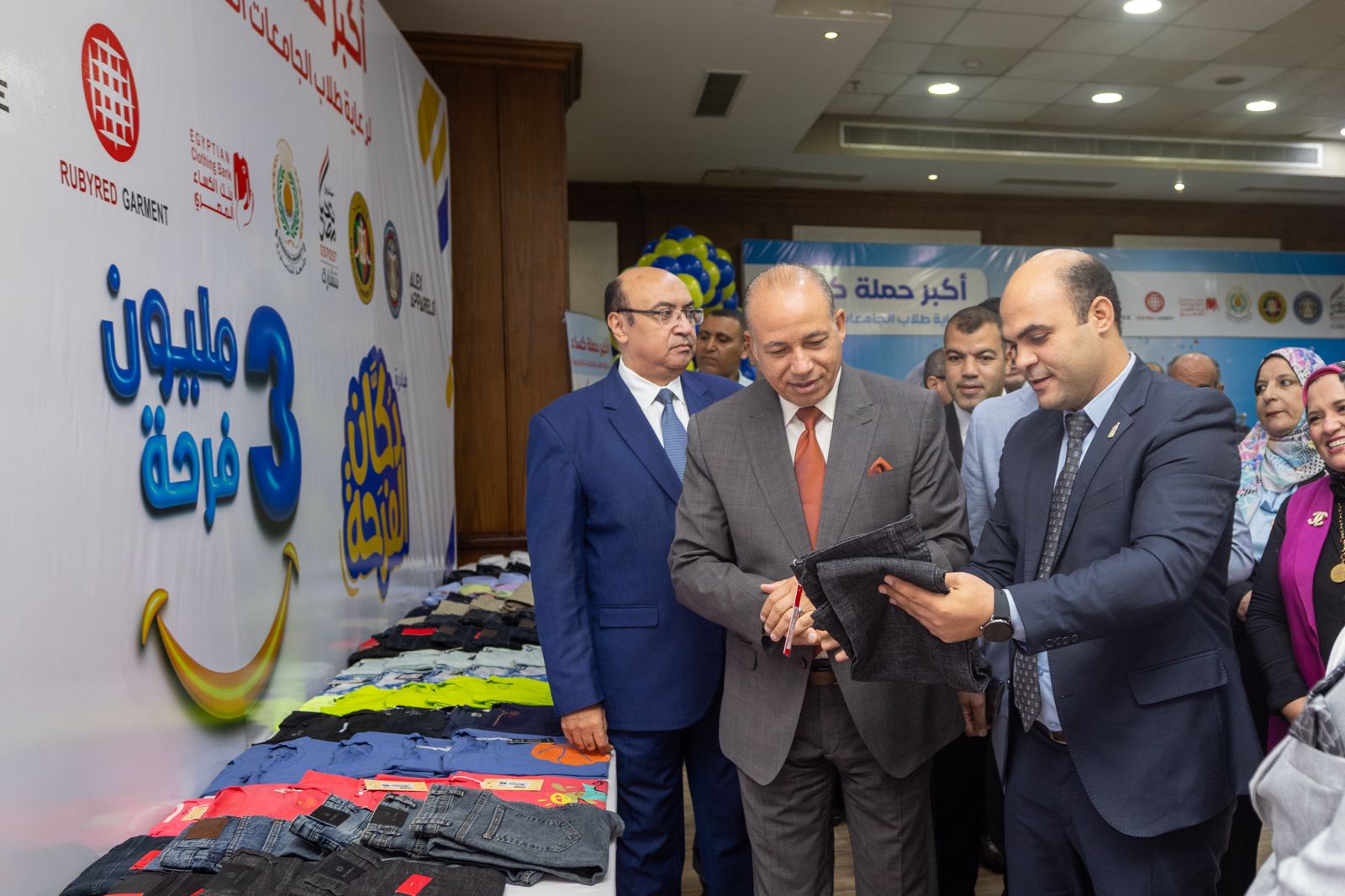 صندوق تحيا مصر ينظم معرض للملابس الجديدة 