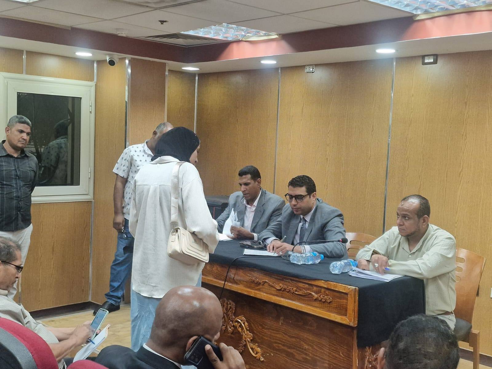 جانب من تلقى طلبات وشكاوى المواطنين فى اليوم المفتوح بالأقصر جانب من تلقى طلبات وشكاوى المواطنين فى اليوم المفتوح بالأقصر